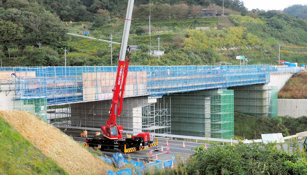 島根県出雲市内で建設が進む湖陵多伎PC上部工事の現場