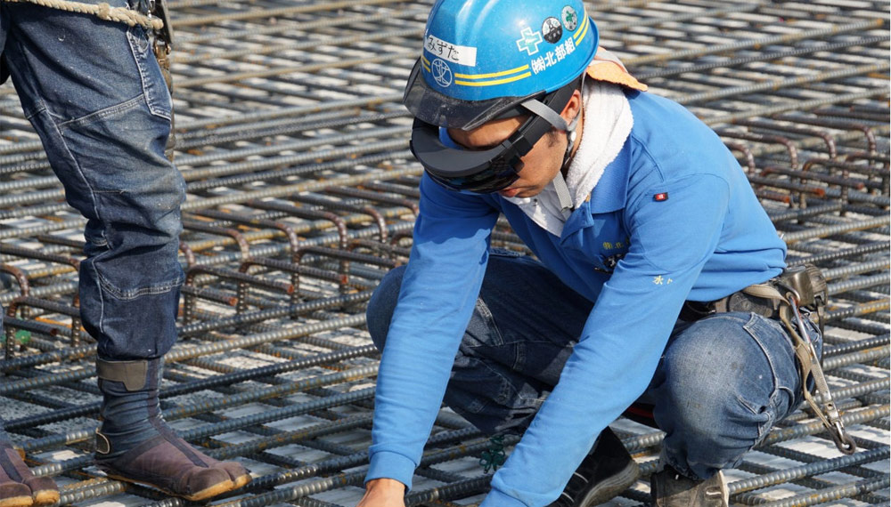At the construction site, reinforcing bars are positioned only by overlapping them with the BIM model for reinforcing bars, without using a measuring tape or the like.
