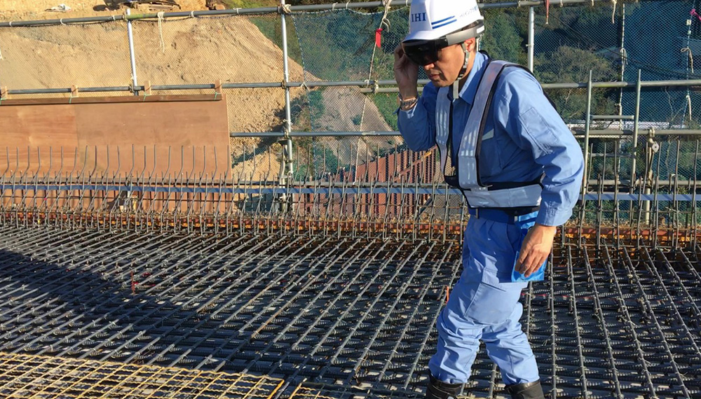 A supervisor inspecting the reinforcing bars using the AR device